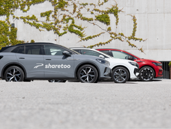 Drei Sharetoo-Autos stehen geparkt nebeneinander