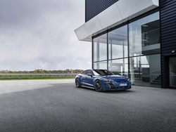 blauer Audi e-tron GT vor Bürogebäude